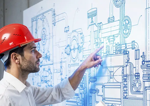 Ingeniero señalando el plano de un proyecto de climatización